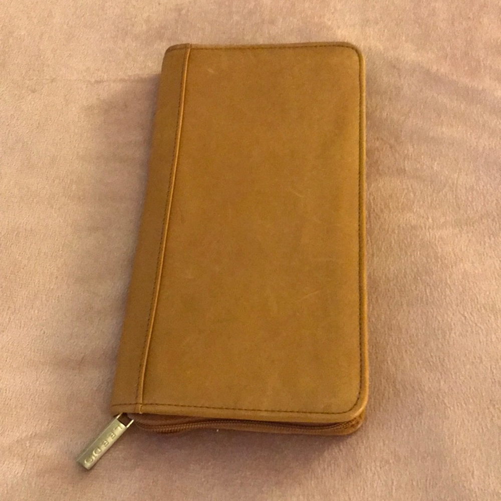 Leeds Leather passport wallet unisex